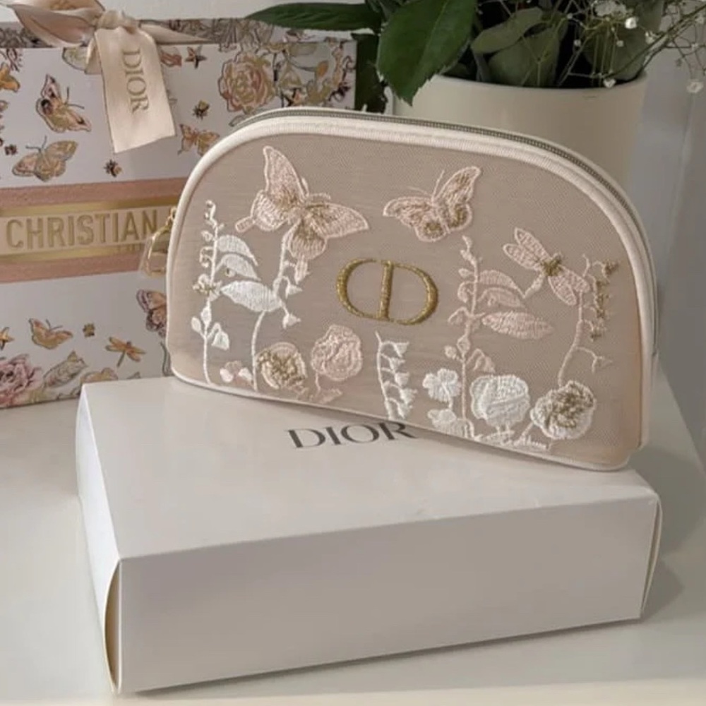 Christian Dior makeup pouch with goodies (040)
